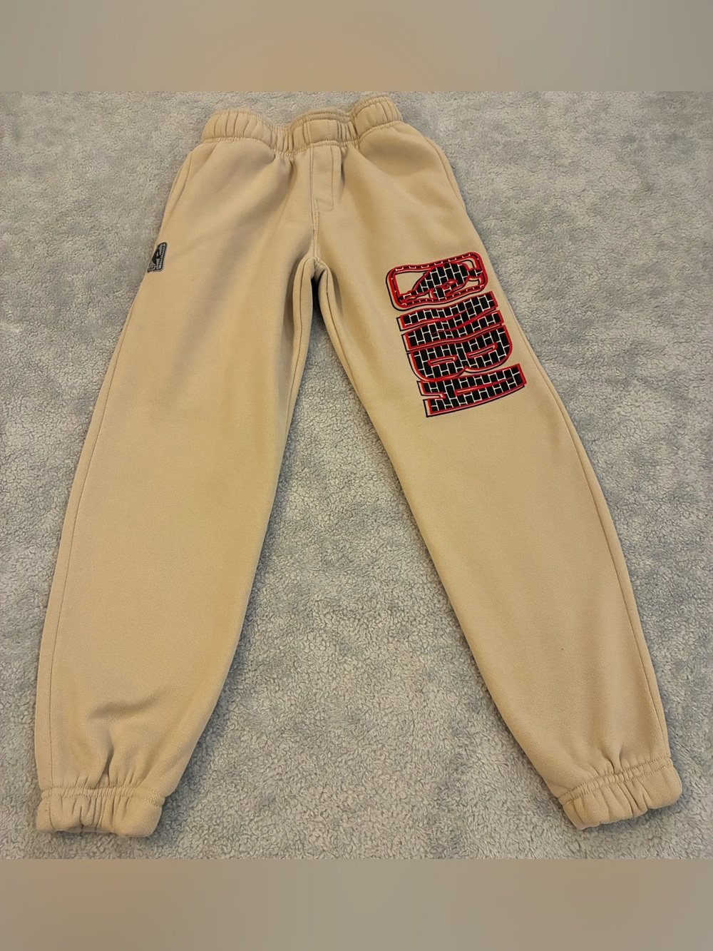 Boys NBA Beige Fleece Sweatpants with Red Graphic Size 10/12